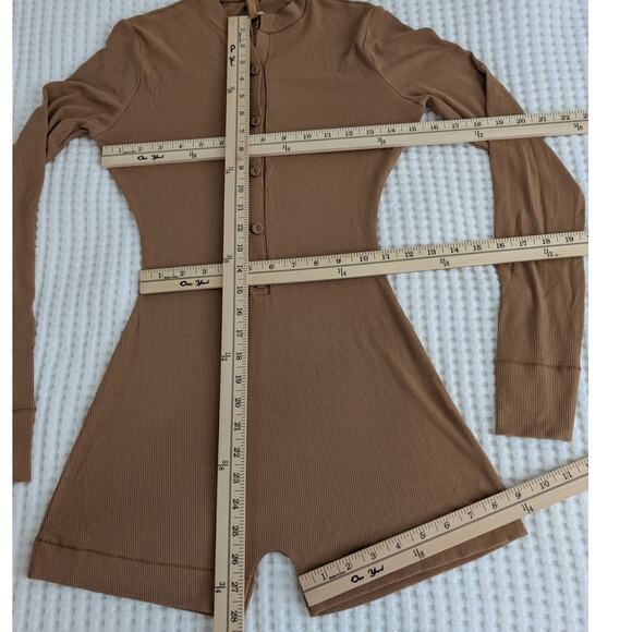 Skims soft lounge button up henley romper camel nwt - Picture 11 of 13